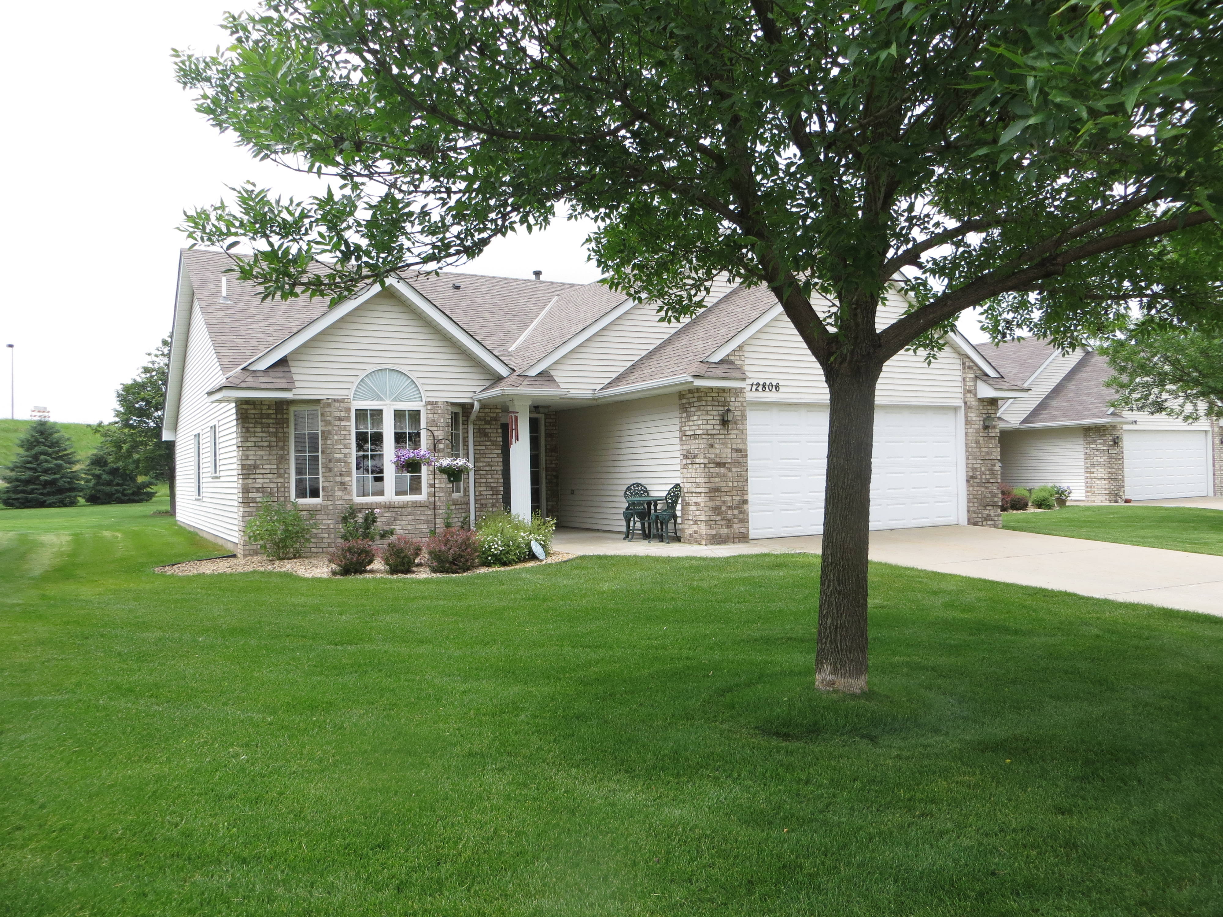 Single level detached town home with Crooked Lake acces